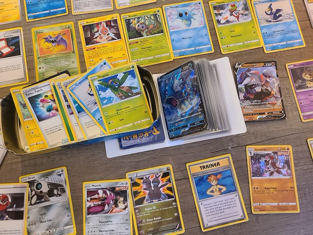 Grote gevarieerde pokémon kaartenset met zeldzame kaarten en verzamelmap - afbeelding 11 van  18
