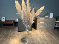 Grote glazen vaas met pluimen - afbeelding 1 van  5