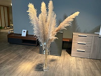 Grote glazen vaas met pluimen - afbeelding 2 van  5