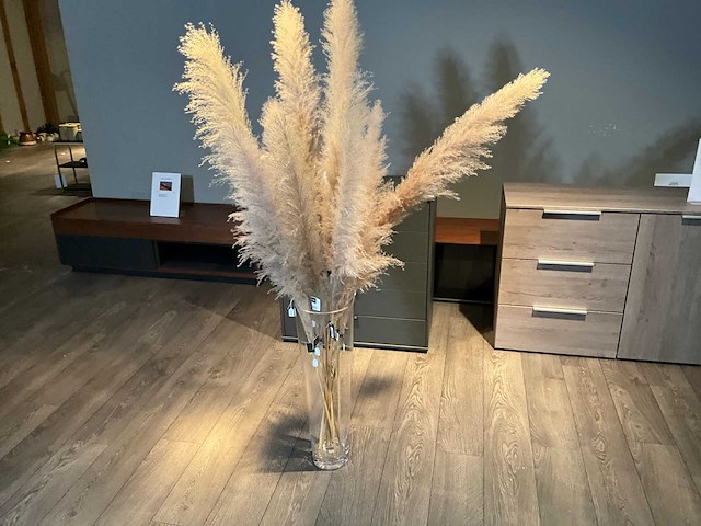 Grote glazen vaas met pluimen - afbeelding 3 van  5