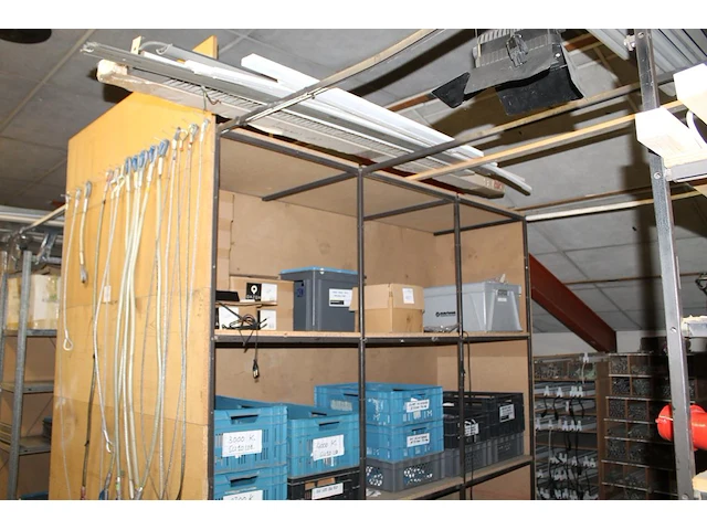 Grote hoeveelheid aansluitkabels, transformators, inbouwspots, lampjes, spots, kabelgoten, enz. in en op dr... - afbeelding 1 van  7