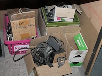 Grote hoeveelheid aansluitkabels, transformators, inbouwspots, lampjes, spots, kabelgoten, enz. in en op dr... - afbeelding 6 van  7