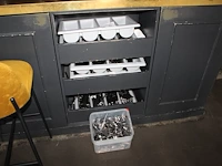 Grote hoeveelheid bestek in vijf bestekbakken en twee kunststof bakken. - afbeelding 1 van  3