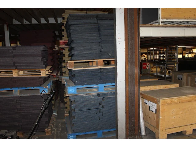 Grote hoeveelheid blauwe tapijttegels escolita 50 x 50 cm op 3 pallets, ruim 960 stuks. - afbeelding 1 van  3