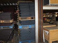Grote hoeveelheid blauwe tapijttegels escolita 50 x 50 cm op 3 pallets, ruim 960 stuks. - afbeelding 1 van  3
