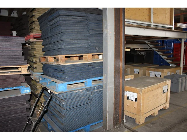 Grote hoeveelheid blauwe tapijttegels escolita 50 x 50 cm op 3 pallets, ruim 960 stuks. - afbeelding 2 van  3