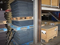 Grote hoeveelheid blauwe tapijttegels escolita 50 x 50 cm op 3 pallets, ruim 960 stuks. - afbeelding 2 van  3