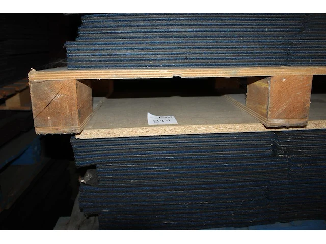 Grote hoeveelheid blauwe tapijttegels escolita 50 x 50 cm op 3 pallets, ruim 960 stuks. - afbeelding 3 van  3