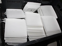 Grote hoeveelheid borden en servies in diverse maten en uitvoeringen in acht kunststof kratten. - afbeelding 3 van  5
