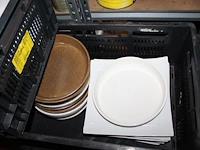 Grote hoeveelheid borden en servies in diverse maten en uitvoeringen in acht kunststof kratten. - afbeelding 4 van  5