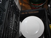 Grote hoeveelheid borden en servies in diverse maten en uitvoeringen in acht kunststof kratten. - afbeelding 5 van  5