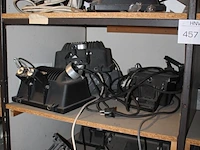 Grote hoeveelheid bouwlampen in en op drie stellingdelen. - afbeelding 1 van  4