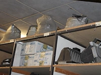 Grote hoeveelheid bouwlampen in en op drie stellingdelen. - afbeelding 2 van  4