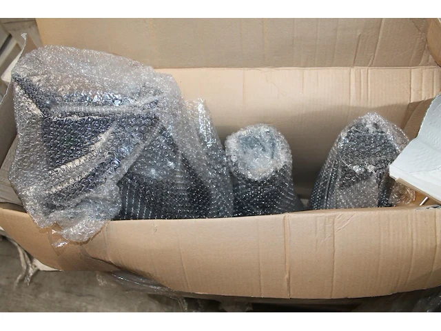 Grote hoeveelheid buitenlampen in diverse maten en uitvoeringen op vier pallets. - afbeelding 6 van  7