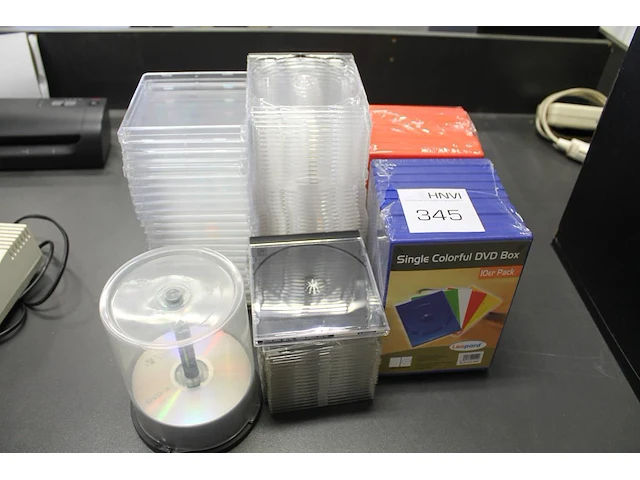 Grote hoeveelheid cd/dvd-boxen en lege cd's. - afbeelding 1 van  1