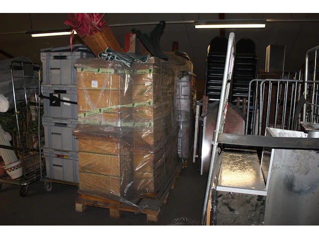 Grote hoeveelheid decoratiematerialen t.b.v. div thema's wo mexico, orientaals, spaans en italiaans op 4 pa... - afbeelding 1 van  2