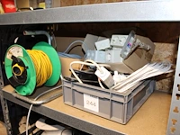 Grote hoeveelheid elektrisch gerelateeerde producten waaronder kabels, stekkerdozen, wandcontactdozen, adap... - afbeelding 1 van  3