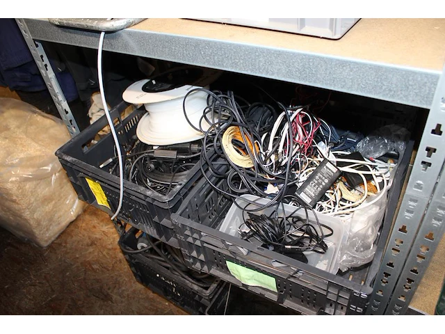 Grote hoeveelheid elektrisch gerelateeerde producten waaronder kabels, stekkerdozen, wandcontactdozen, adap... - afbeelding 2 van  3