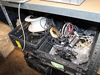 Grote hoeveelheid elektrisch gerelateeerde producten waaronder kabels, stekkerdozen, wandcontactdozen, adap... - afbeelding 2 van  3
