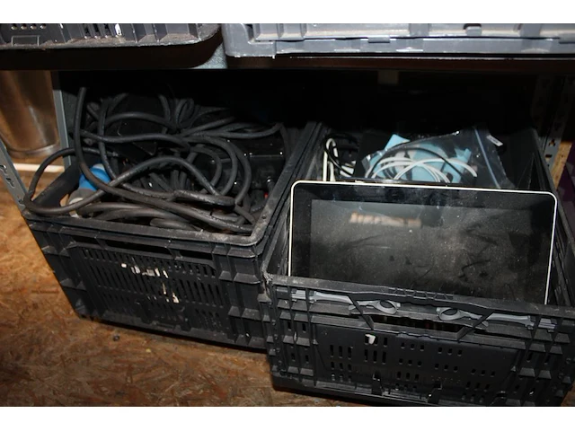 Grote hoeveelheid elektrisch gerelateeerde producten waaronder kabels, stekkerdozen, wandcontactdozen, adap... - afbeelding 3 van  3