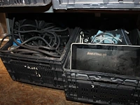 Grote hoeveelheid elektrisch gerelateeerde producten waaronder kabels, stekkerdozen, wandcontactdozen, adap... - afbeelding 3 van  3