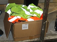 Grote hoeveelheid gebruikte en nieuwe veiligheidshesjes in doos. - afbeelding 1 van  1