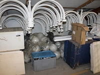 Grote hoeveelheid gedemonteerde lantaarnpalen, spots, hanglampen, trafo's, stroomverdeelkasten, tl-armature... - afbeelding 2 van  11