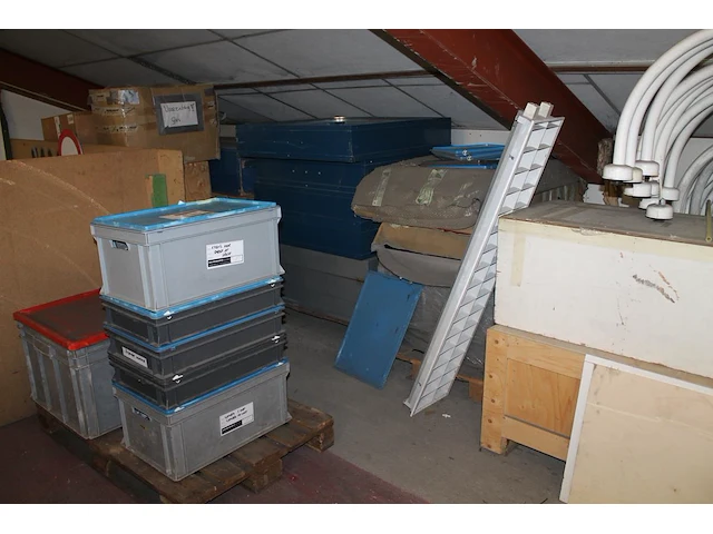 Grote hoeveelheid gedemonteerde lantaarnpalen, spots, hanglampen, trafo's, stroomverdeelkasten, tl-armature... - afbeelding 3 van  11