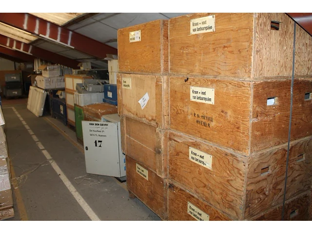 Grote hoeveelheid gedemonteerde lantaarnpalen, spots, hanglampen, trafo's, stroomverdeelkasten, tl-armature... - afbeelding 1 van  11