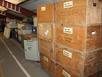 Grote hoeveelheid gedemonteerde lantaarnpalen, spots, hanglampen, trafo's, stroomverdeelkasten, tl-armature... - afbeelding 1 van  11