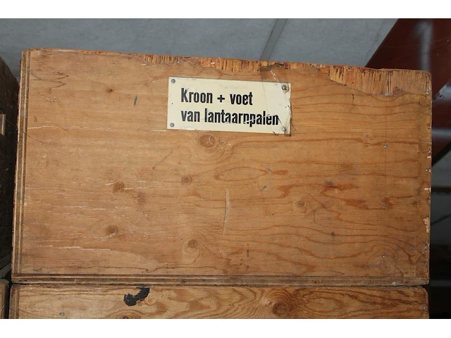 Grote hoeveelheid gedemonteerde lantaarnpalen, spots, hanglampen, trafo's, stroomverdeelkasten, tl-armature... - afbeelding 5 van  11