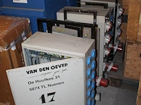 Grote hoeveelheid gedemonteerde lantaarnpalen, spots, hanglampen, trafo's, stroomverdeelkasten, tl-armature... - afbeelding 6 van  11