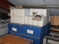 Grote hoeveelheid gedemonteerde lantaarnpalen, spots, hanglampen, trafo's, stroomverdeelkasten, tl-armature... - afbeelding 7 van  11