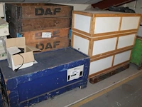 Grote hoeveelheid gedemonteerde lantaarnpalen, spots, hanglampen, trafo's, stroomverdeelkasten, tl-armature... - afbeelding 9 van  11