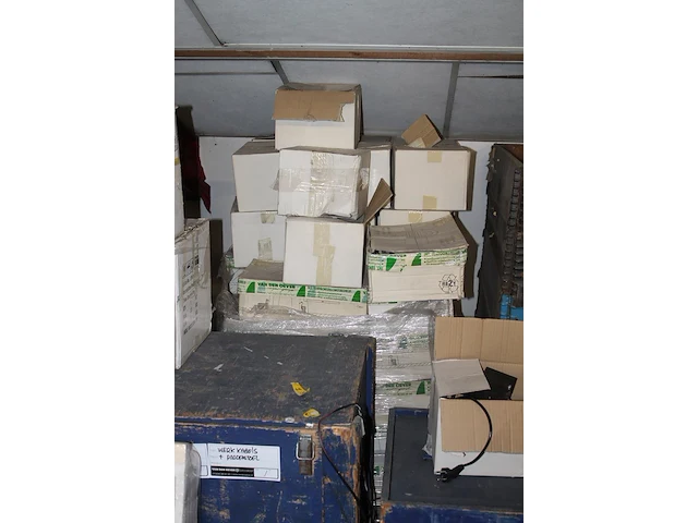Grote hoeveelheid gedemonteerde lantaarnpalen, spots, hanglampen, trafo's, stroomverdeelkasten, tl-armature... - afbeelding 10 van  11