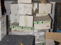 Grote hoeveelheid gedemonteerde lantaarnpalen, spots, hanglampen, trafo's, stroomverdeelkasten, tl-armature... - afbeelding 10 van  11