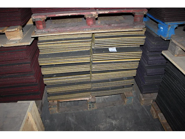 Grote hoeveelheid geel getinte tapijttegels escolita 50 x 50 cm op 4 pallets, ruim 1600 stuks. - afbeelding 1 van  2