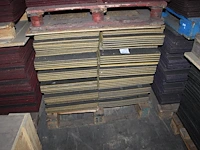 Grote hoeveelheid geel getinte tapijttegels escolita 50 x 50 cm op 4 pallets, ruim 1600 stuks. - afbeelding 1 van  2