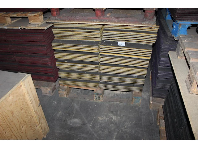 Grote hoeveelheid geel getinte tapijttegels escolita 50 x 50 cm op 4 pallets, ruim 1600 stuks. - afbeelding 2 van  2
