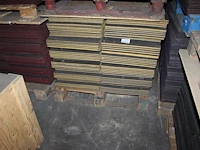 Grote hoeveelheid geel getinte tapijttegels escolita 50 x 50 cm op 4 pallets, ruim 1600 stuks. - afbeelding 2 van  2