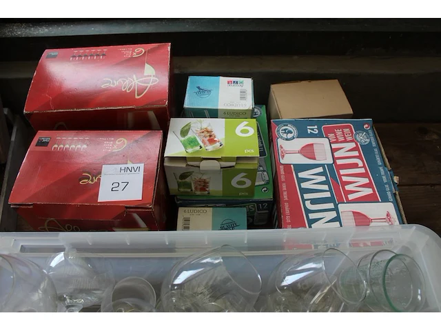 Grote hoeveelheid glazen in diverse uitvoeringen. in krat en dozen - afbeelding 2 van  3