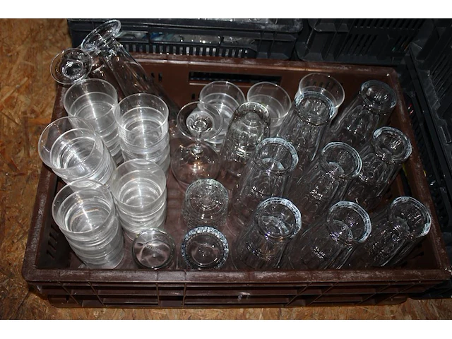 Grote hoeveelheid glazen waaronder wijn-, water-, bier- en speciaalbierglazen in diverse maten en uitvoerin... - afbeelding 13 van  14