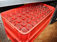 Grote hoeveelheid glazen waaronder wijn-, water-, bier- en speciaalbierglazen in diverse maten op 15 schappen. - afbeelding 3 van  13