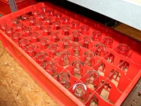 Grote hoeveelheid glazen waaronder wijn-, water-, bier- en speciaalbierglazen in diverse maten op 15 schappen. - afbeelding 4 van  13