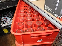 Grote hoeveelheid glazen waaronder wijn-, water-, bier- en speciaalbierglazen in diverse maten op 15 schappen. - afbeelding 5 van  13