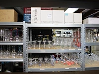 Grote hoeveelheid glazen waaronder wijn-, water-, bier- en speciaalbierglazen in diverse maten op 15 schappen. - afbeelding 1 van  13