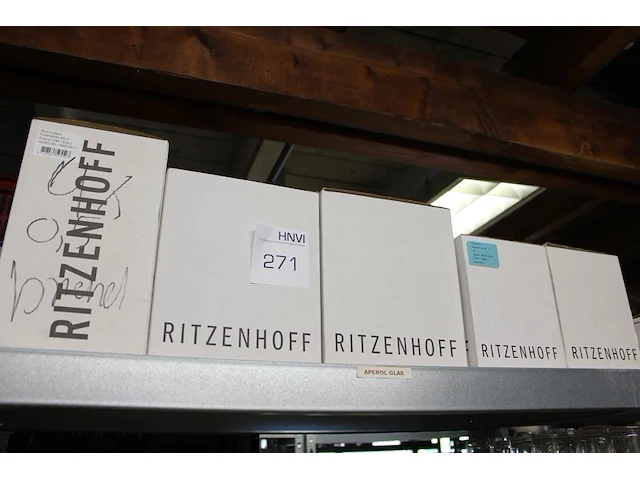 Grote hoeveelheid glazen waaronder wijn-, water-, bier- en speciaalbierglazen in diverse maten op 15 schappen. - afbeelding 6 van  13