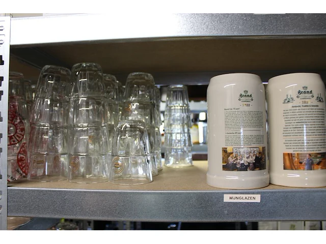 Grote hoeveelheid glazen waaronder wijn-, water-, bier- en speciaalbierglazen in diverse maten op 15 schappen. - afbeelding 9 van  13