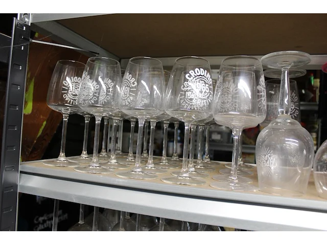 Grote hoeveelheid glazen waaronder wijn-, water-, bier- en speciaalbierglazen in diverse maten op 15 schappen. - afbeelding 13 van  13