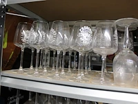 Grote hoeveelheid glazen waaronder wijn-, water-, bier- en speciaalbierglazen in diverse maten op 15 schappen. - afbeelding 13 van  13